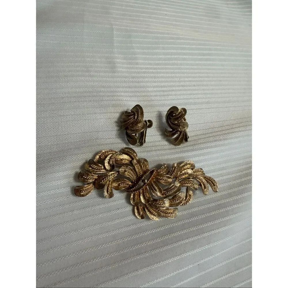 Vintage Signed Coro Gold Tone Textured Wave Splash Brooch Pin & Earrings